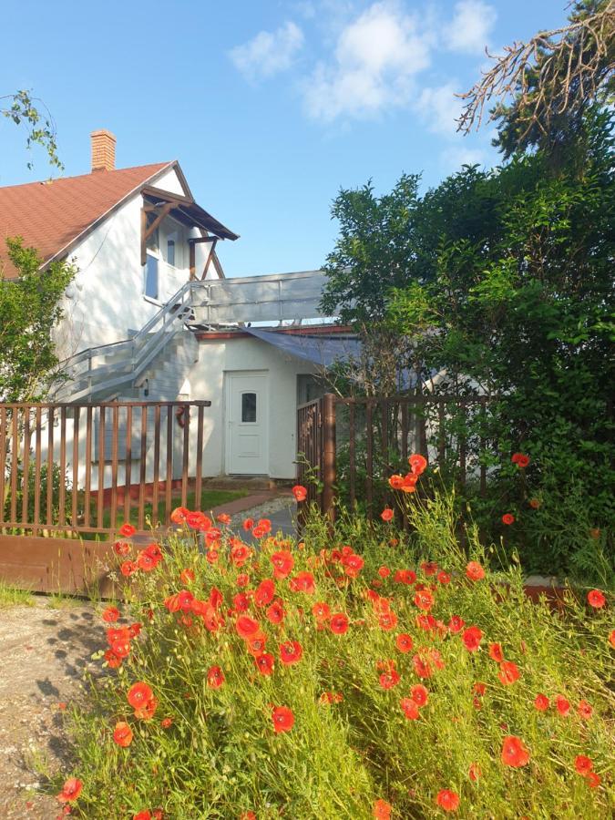 Thefi Vendégház Apartamento Zánka Exterior foto
